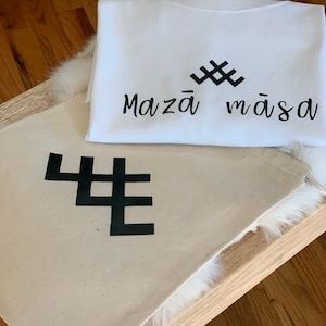 Lets T-shirt Maza masa (zusje) met Austras koks / Trejdeksnis symbool, inclusief bijpassend cadeautasje.