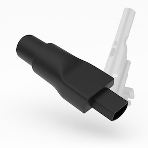 Puede incluir: Un adaptador USB-C negro con un cuerpo redondeado y un puerto rectangular. El adaptador est&aacute; dise&ntilde;ado para conectarse a un dispositivo, con una imagen borrosa de un dispositivo en el fondo.