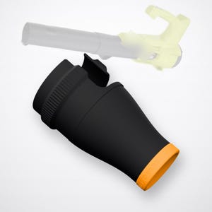 Peut inclure: Un embout noir pour souffleur de feuilles, doté d'une zone de préhension texturée à la base et d'un bord orange vif à l'ouverture. Le mot TURBO est gravé sur le bord orange. Un souffleur de feuilles semi-transparent est visible derrière.