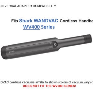 Puede incluir: Una aspiradora de mano inal&aacute;mbrica Shark WANDVAC gris oscuro con un accesorio de boquilla. El texto dice "Fits Shark WANDVAC Cordless Handheld Vacuums WV400 Series." La imagen tambi&eacute;n incluye el texto "UNIVERSAL ADAPTER COMPATIBILITY."