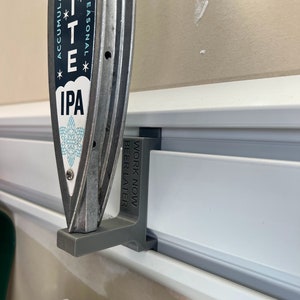 Gladiator GearTrack & GearWall用タップハンドルディスプレイフック - 3Dプリントビールタップホルダー、ユニークで耐久性のあるバーアクセサリー