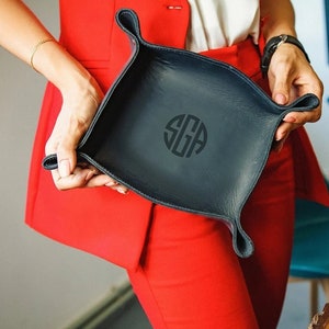 Handmade leather tray, Engraved leather valet tray, Monogrammed leather tray, Leather catchall tray, Personalized valet tray, Desk organizer