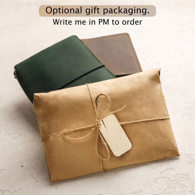 K&ouml;nnte beinhalten: Ein braunes Papierpaket, das mit Schnur und einem Holzetikett gebunden ist. Das Paket liegt auf einer wei&szlig;en Oberfl&auml;che. Optionale Geschenkverpackung. Schreiben Sie mir in PM, um zu bestellen.