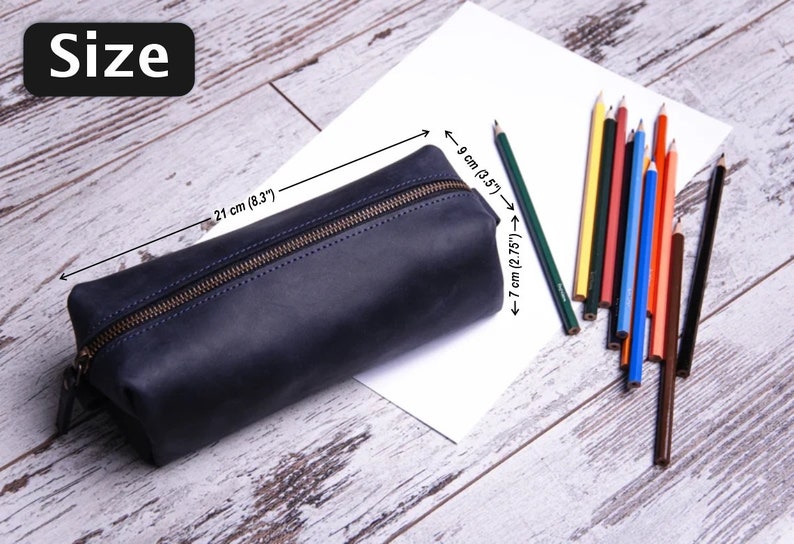 Peut inclure: Une trousse &agrave; crayons en cuir bleu fonc&eacute; avec une fermeture &agrave; glissi&egrave;re. La trousse mesure 21 cm de long, 9 cm de large et 7 cm de haut.