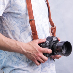 Tracolla per fotocamera in pelle fatta a mano, tracolla per fotocamera, tracolla per fotocamera incisa, supporto per fotocamera, tracolla per fotocamera sottile, tracolla per fotocamera in pelle personalizzata