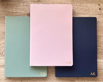 Cuaderno personalizado: Diario con iniciales estampadas a mano / Agenda de cuero sintético A5 / Planificador diario B5 con relieve