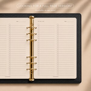 Peut inclure: Un classeur &agrave; texture cuir noir avec un m&eacute;canisme &agrave; six anneaux dor&eacute; contenant des feuilles de papier cr&egrave;me. Les pages pr&eacute;sentent une mise en page de liste de t&acirc;ches avec des cases &agrave; cocher et des lignes, marqu&eacute;es "TO DO LIST" et "Date".
