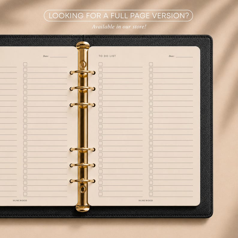 Peut inclure: Un classeur &agrave; texture cuir noir avec un m&eacute;canisme &agrave; six anneaux dor&eacute; contenant des feuilles de papier cr&egrave;me. Les pages pr&eacute;sentent une mise en page de liste de t&acirc;ches avec des cases &agrave; cocher et des lignes, marqu&eacute;es "TO DO LIST" et "Date".