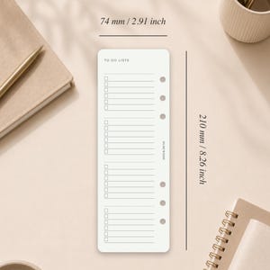 Peut inclure: Une feuille de papier blanche pour liste de t&acirc;ches avec trois sections de cases &agrave; cocher et de lignes. Le papier mesure 74 mm de large sur 210 mm de long. Il porte le texte TO DO LISTS en haut et la marque HUMEWOOD imprim&eacute;e verticalement &agrave; droite.