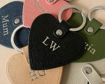 Gepersonaliseerde sleutelhanger met hartje | Sleutelhanger met eigen naam | Sleutelhanger met initialen van PU-leer | Cadeau voor een nieuw huis | Cadeau voor een vrouw die net haar rijbewijs heeft gehaald | Tashanger