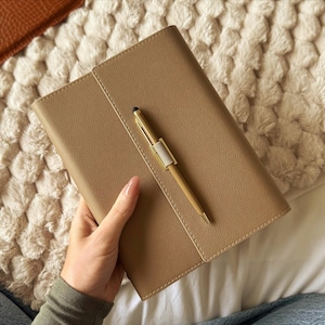 Carpeta de anillas A5 personalizada: Libreta con iniciales estampadas a mano y bolígrafo a juego/Diario de cuero sintético/Planificador diario con tapa rellenable