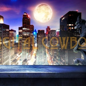 Puede incluir: Un paisaje urbano nocturno con una luna llena y el texto "Digital Cowboy" superpuesto. Una g&aacute;rgola de piedra se sienta en una repisa con vista a la ciudad. Los edificios est&aacute;n iluminados con varios colores.