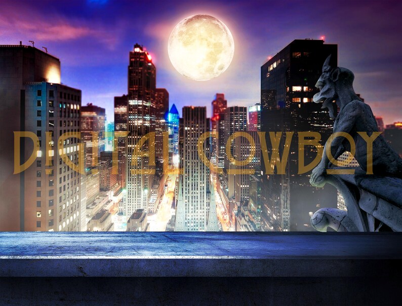 Puede incluir: Un paisaje urbano nocturno con una luna llena y el texto "Digital Cowboy" superpuesto. Una g&aacute;rgola de piedra se sienta en una repisa con vista a la ciudad. Los edificios est&aacute;n iluminados con varios colores.
