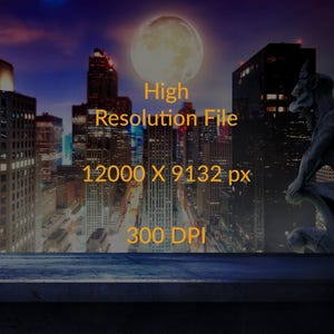 Puede incluir: Una obra de arte digital que representa un paisaje urbano nocturno con rascacielos iluminados bajo una luna llena. Una estatua de g&aacute;rgola est&aacute; posada en una repisa en primer plano. El texto en la imagen dice "High Resolution File 12000 X 9132 px 300 DPI."