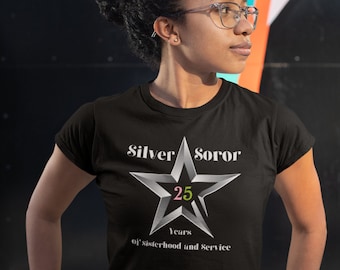 Può includere: Maglietta nera con una stella argentata e il testo "Silver Soror 25 Years of Sisterhood and Service".