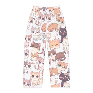 Può includere: Pantaloni da pigiama bianchi con un motivo ripetuto di gatti dei cartoni animati in varie pose e colori. I gatti hanno grandi occhi e sono nei toni del marrone, grigio, arancione e nero. I pantaloni sono realizzati in un tessuto morbido e leggero.
