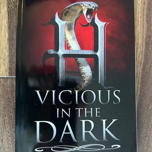 暗闇の中の悪意ある署名入りペーパーバック