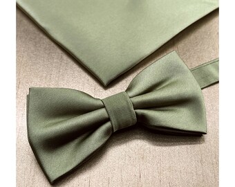 KIDS EUCALYPTUS Conjunto de pajarita y pañuelo de bolsillo de mariposa preatado verde para boda liso 2023
