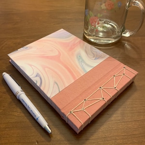 Illusions - Hardcover, handgemachtes, japanisches Notizbuch mit liniertem Papier.