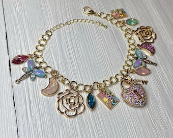 Pulseira com pingente de strass dourado