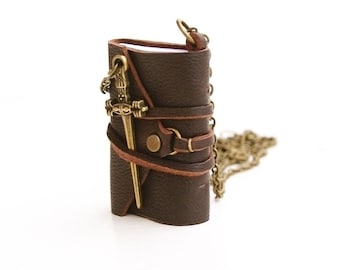 Miniatur Buch Halskette, winziger Leder Buch Anhänger mit Dolch