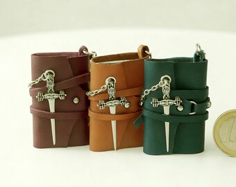 Buch Schlüsselanhänger 3er Set, Mini Leder Journal mit Dolch