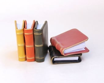 Set von 5 kleinen Lederzeitschriften, Miniatur blanko Bücher für die Puppenhaus Bibliothek, 1,5"