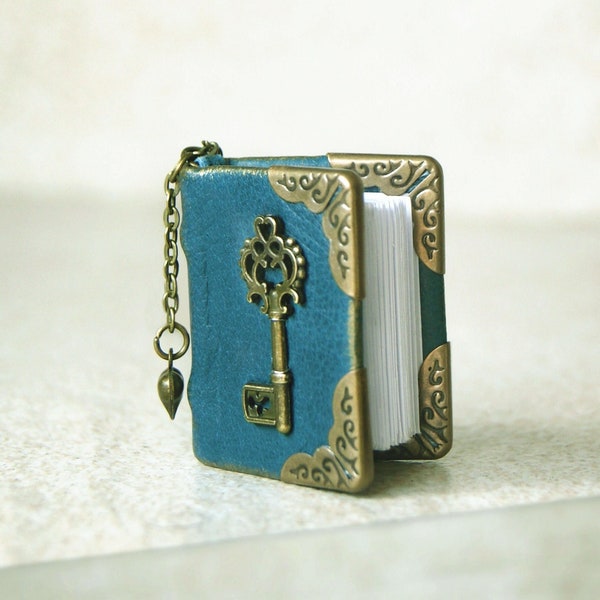 Mini libro en blanco de cuero con llave en la portada, collar de libros, joyería de libros hecha a mano