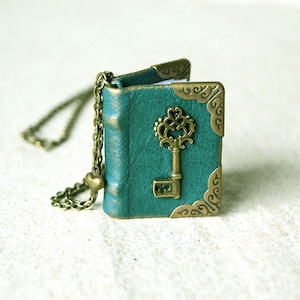 Collar de libro de cuero hecho a mano: colgante de diario en miniatura con llave