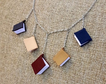 5 Mini-Lederbücher an einer Kettenhalskette - Benutzerdefinierte Farboptionen, Geschenk für Buchliebhaber