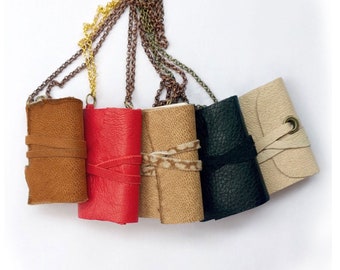 Set von 5 Handgemachte Leder Mini Buch Halskette: winzige Journal Schmuckstücke
