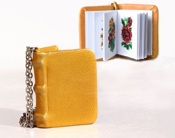 Miniatur botanische Halskette, kleines blumiges Buch, Lederanhänger