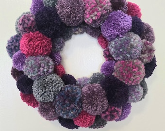 Corona de pompones morada "Vida nocturna de Brooklyn"