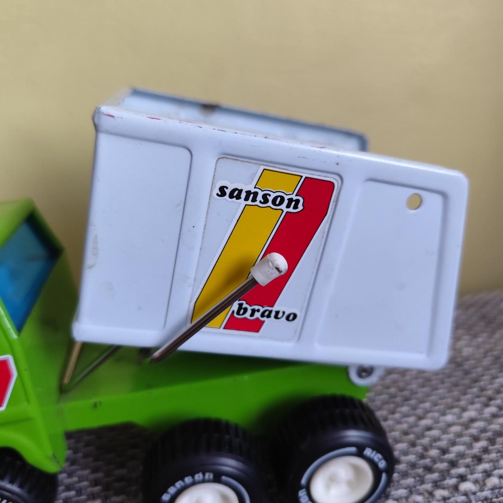 ANCIEN CAMION - benne basculante en PVC et bois, jouet RDA voiture