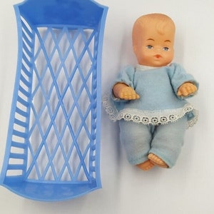 Bambola vintage in plastica con culla in plastica di Hong Kong da 7 pollici, anni &#39;60