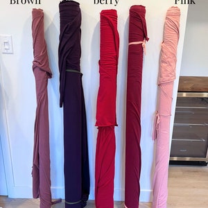 Puede incluir: Cinco rollos de tela en diferentes colores: marr&oacute;n rosado, morado oscuro, frambuesa, vino de brandy y rosa rubor.