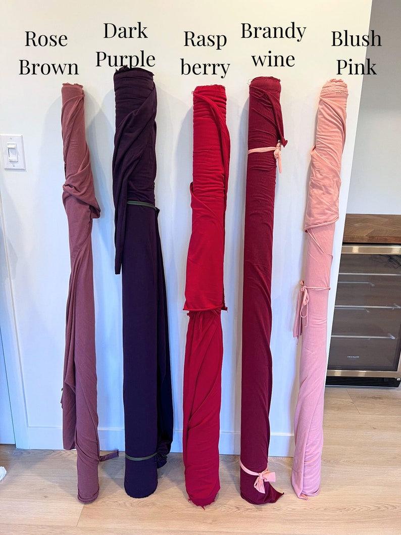 Puede incluir: Cinco rollos de tela en diferentes colores: marr&oacute;n rosado, morado oscuro, frambuesa, vino de brandy y rosa rubor.