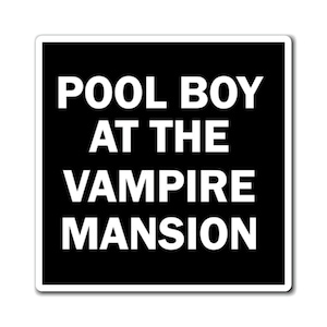 Könnte beinhalten: Ein schwarz-weißes Schild mit dem Text "POOL BOY AT THE VAMPIRE MANSION" in weißen Buchstaben.