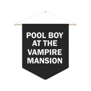 Könnte beinhalten: Schwarzes Wimpelbanner mit dem Text "POOL BOY AT THE VAMPIRE MANSION" in weißen Blockbuchstaben. Das Banner ist an einer Holzstange mit einer Schnur zum Aufhängen befestigt.