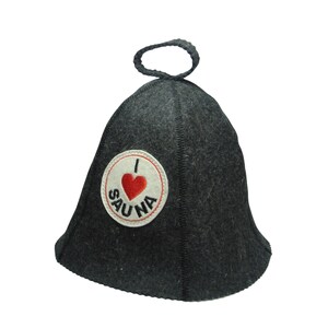 Puede incluir: Gorro de sauna gris oscuro con un parche redondo que dice "I ❤️ SAUNA" en texto blanco con un coraz&oacute;n rojo. El gorro tiene un lazo en la parte superior para colgar.
