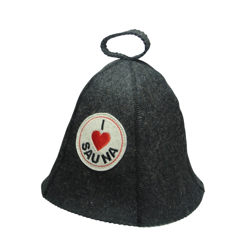 Puede incluir: Gorro de sauna gris oscuro con un parche redondo que dice "I ❤️ SAUNA" en texto blanco con un coraz&oacute;n rojo. El gorro tiene un lazo en la parte superior para colgar.
