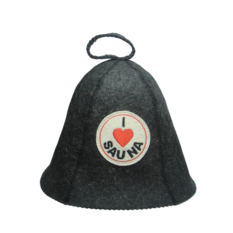Puede incluir: Gorro de sauna gris oscuro con la parte superior redondeada y un peque&ntilde;o lazo. El gorro presenta un parche circular con un coraz&oacute;n rojo y las palabras "I LOVE SAUNA". Hecho de un material similar al fieltro, protege la cabeza en la sauna.