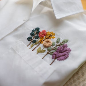 Chemise personnalisée Mytoh, brodée main, 100% coton. Modèle avec fleurs brodées à la main sur la poche.