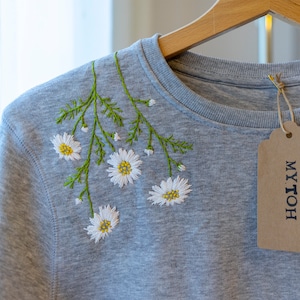 Mytoh Personalisiertes Sweatshirt, handbestickt. Blumen-Sweatshirt. Gänseblümchen-Sweatshirt