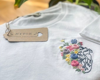 Personalized t-shirt, hand embroidered, 100% cotton. Heart with flowers