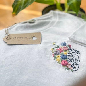 Personalized t-shirt, hand embroidered, 100% cotton. Heart with flowers