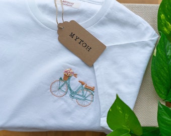 T-shirt personnalisé Mytoh ; brodé à la main, 100% coton. Modèle vélo et fleurs.