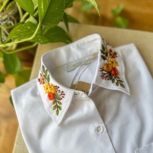 Mytoh Personalized shirt, hand embroidered, 100% cotton. Model with hand-embroidered flowers on the neck