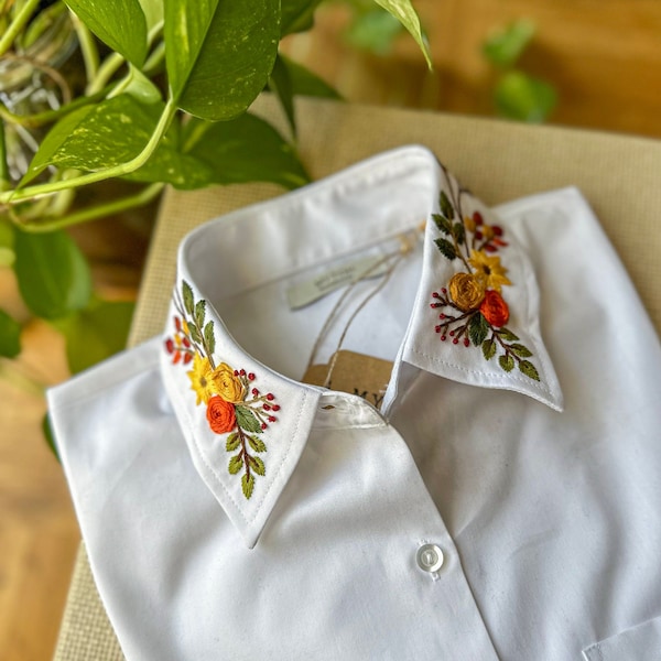 Personalisiertes Damenhemd von Mytoh, handbestickt, 100 % Baumwolle. Modell mit handgestickten Blumen am Kragen.