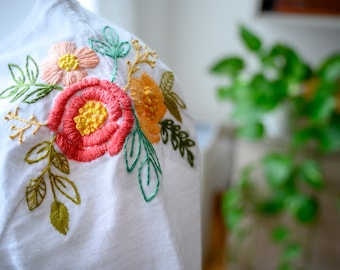 Mytoh T-shirt personnalisé, brodé main, 100% coton. Modèle avec fleurs brodées au col.